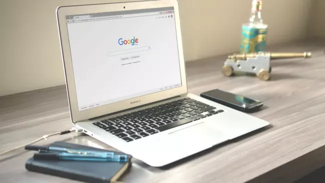 Laptop s internetovým prohlížečem Chrome na pracovní ploše
