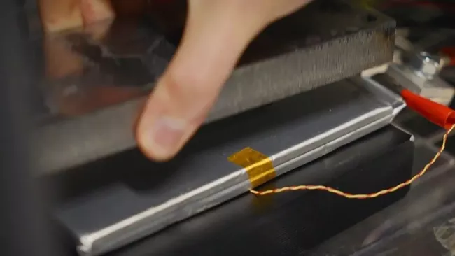 Testovaná baterie se vkládá na zahřívací podložku