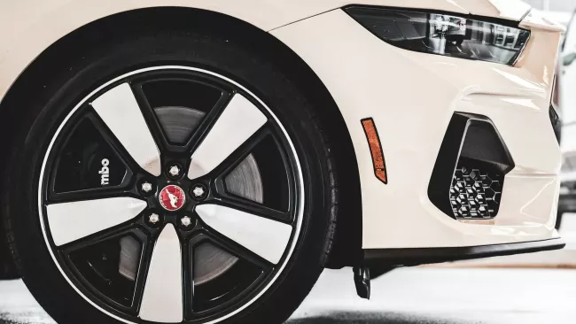 Detail na kolo elektrického vozidla