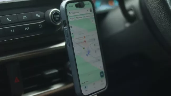 Navigace v Mapách Google, smartphone ve voze