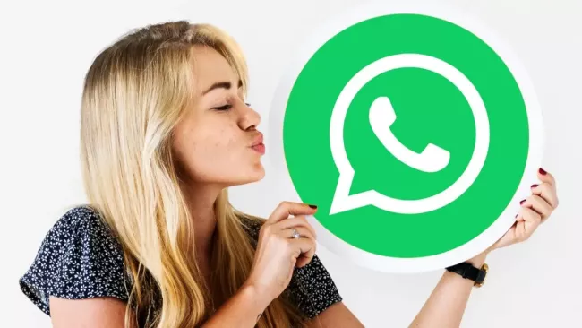 Dívka líbá logo WhatsApp