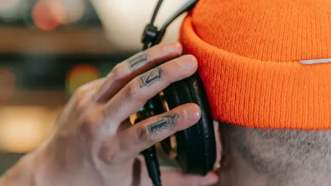 Uživatel se sluchátky