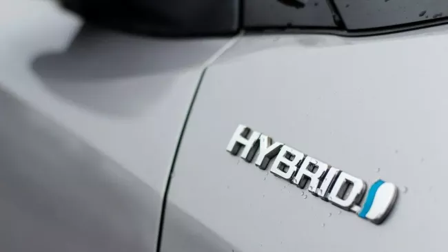 Logo hybrid na blatníku vozidla