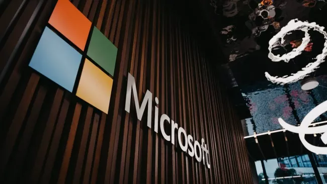 Logo Microsoft na zdi budovy