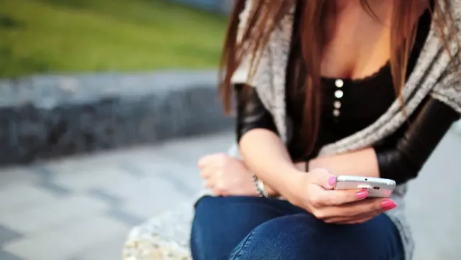 Žena je nervózní z obdržené zprávy