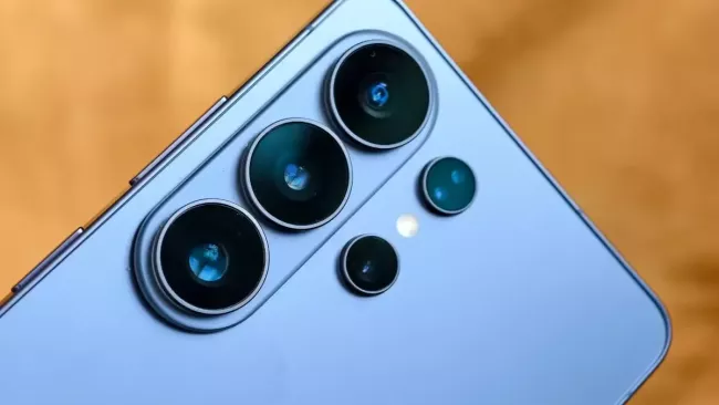 Detail na objektivy fotoaparátu Samsungu S26 Ultra