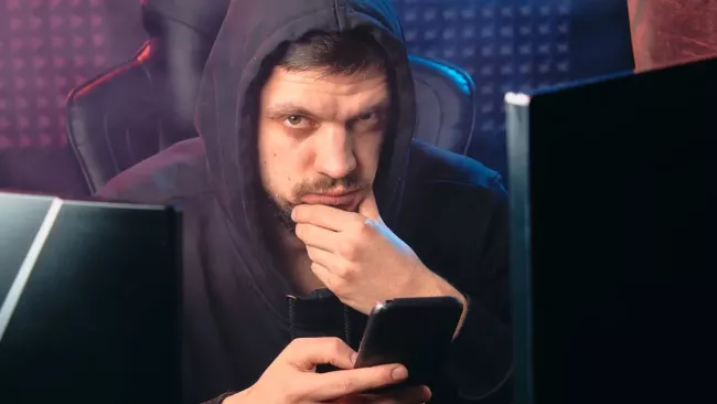 Podvodník se připravuje na podvodný telefonát