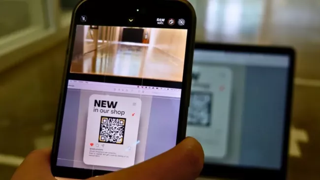 Uživatel načítá QR kód pomocí mobilu