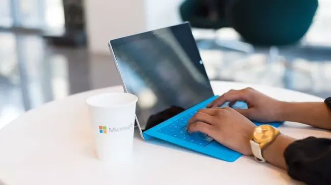Uživatelka pracuje s laptopem Microsoft Surface
