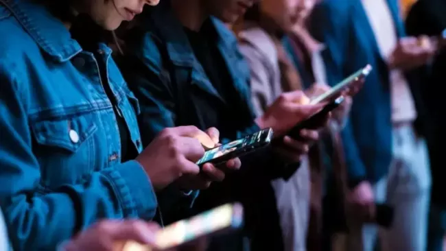 Textující uživatelé s mobily v rukou