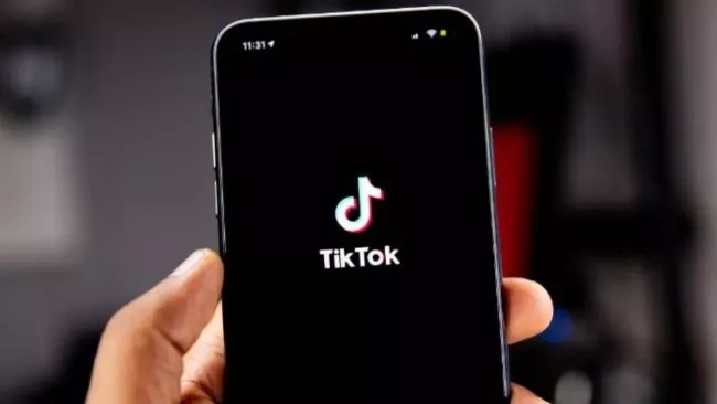 Logo aplikace TikTok na displeji smartphonu