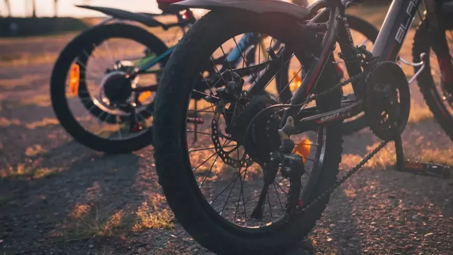 Detail na odstavená kola v zapadající slunci