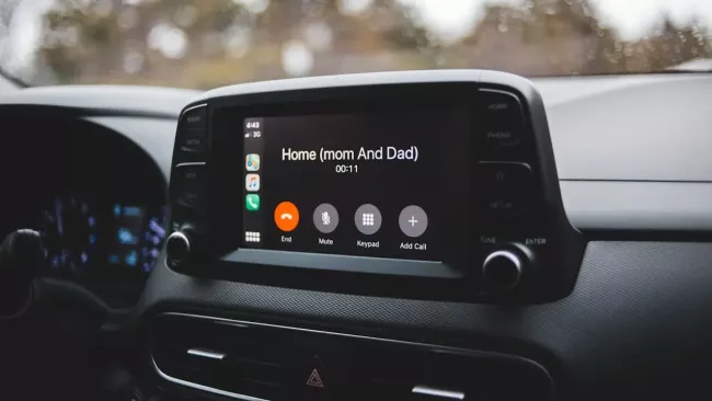 Android Auto na displeji ve voze