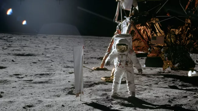 Astronaut Edwin Aldrin při výstupu na povrch měsíce během mise Apollo 11.