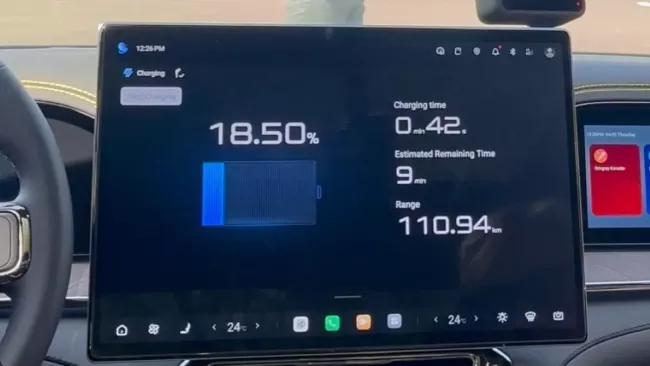 Pohled do kokpitu vozu BYD s technologií Flash Charging