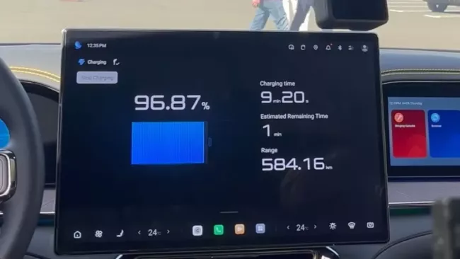 Displej uvnitř vozu BYD