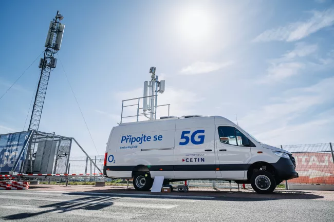 Jak zařídit internet uprostřed ničeho? Mobilnímu operátorovi stačí vytáhnout vysílač ze speciální dodávky