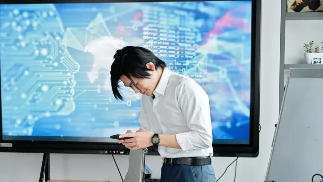 Muž prověřuje obsah smartphonu