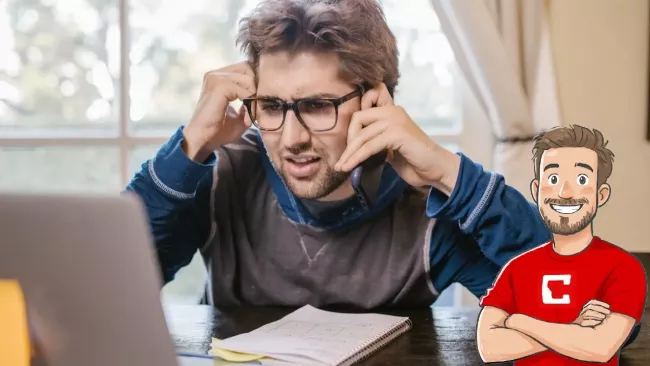 Zděšený muž sleduje monitor svého laptopu