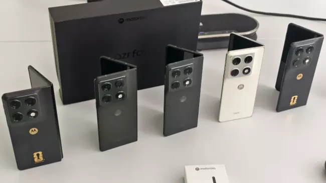 Nové skládací i běžné telefony od Motoroly. K speciální verzi razru fold je vstupenka na fotbalové MS 2026