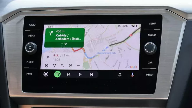 Navigace na displeji v automobilu