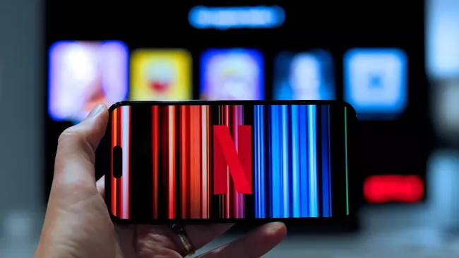 Logo Netflix na displeji smartphonu