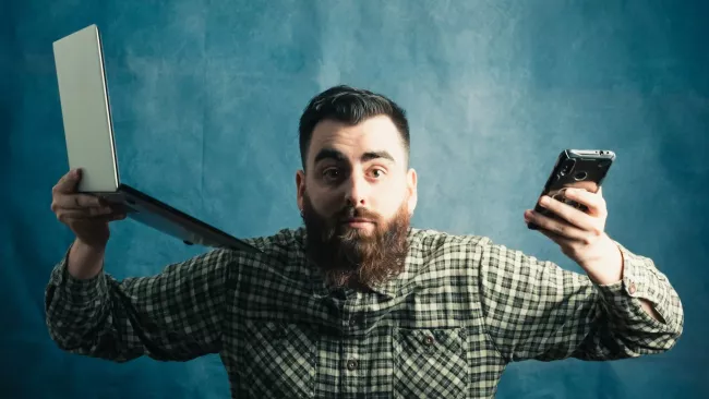 Uživatel si je nejistý laptopem a smartphonem