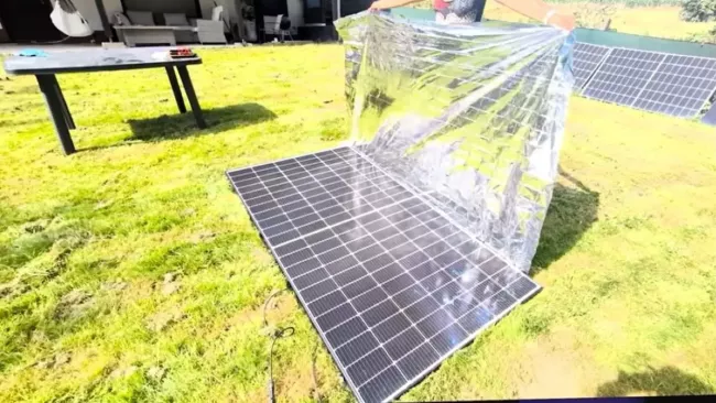 Test výkonu fotovoltaického panelu s odrazovou fólií