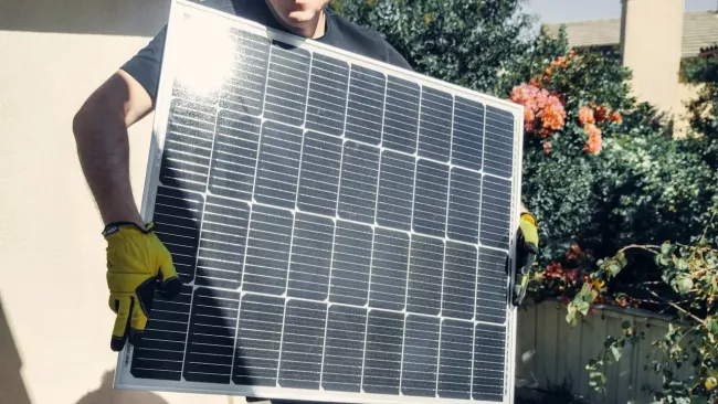 Instalace solárního panelu na střechu domu