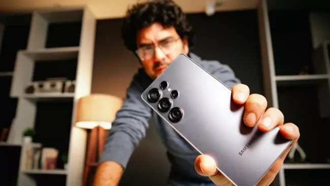 Uživatel má smartphone Samsung v natažené ruce