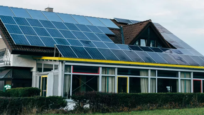 Solární panely na střeše domu