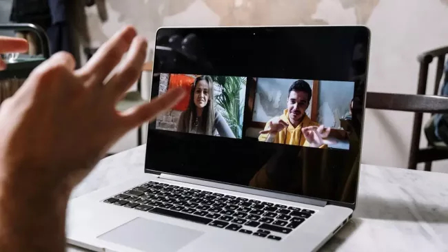 Obrazovka videohovoru na displeji smartphonu