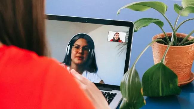 Video hovor prostřednictvím laptopu