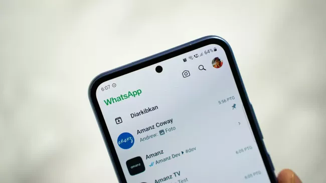 Detail na WhatsApp komunikaci na displeji smartphonu