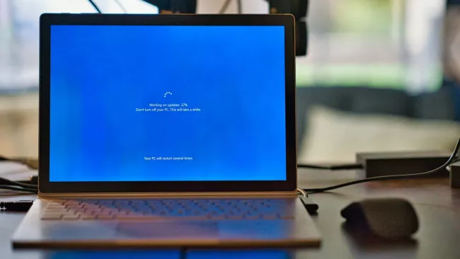 Laptop, na kterém probíhá aktualizace Windows 11