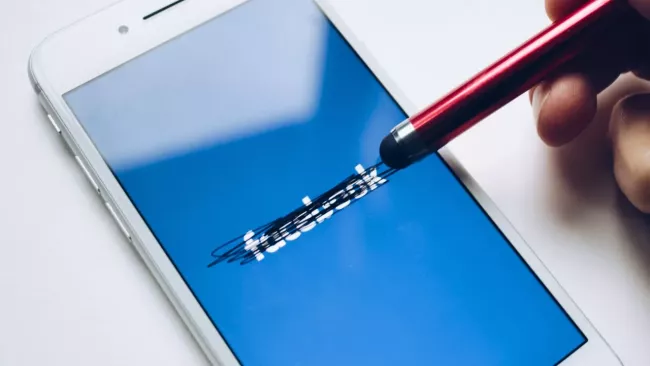 Mazání loga Facebooku na displeji smartphonu