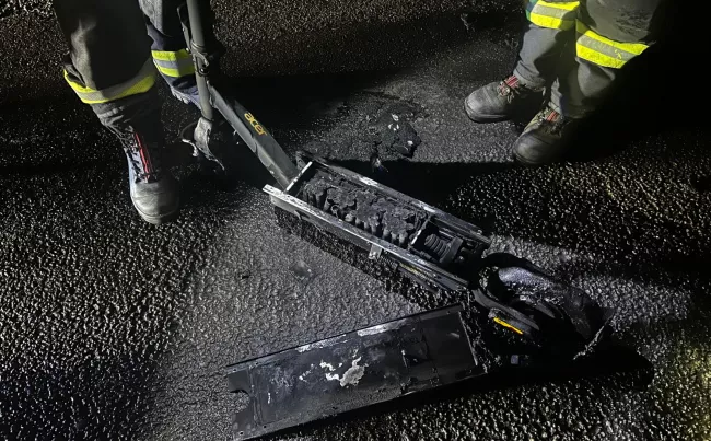 Takhle by vaše koloběžka neměla skončit: Hasiči varují a radí, jak bezpečně nabíjet a skladovat baterie