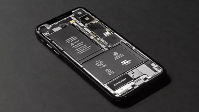 Pohled na vnitřní uspořádání hardwaru iPhone