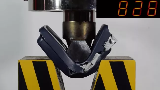 Nokia 3310 a hydraulický lis