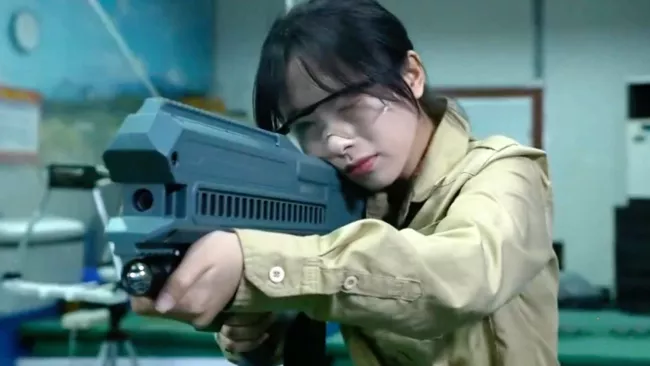 Čína vytasila novou kartu v oblasti futuristické výzbroje – ruční cívkovou zbraň.
