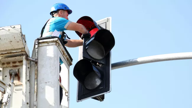 V italském Římě zkouší semafory se čtyřmi barvami.