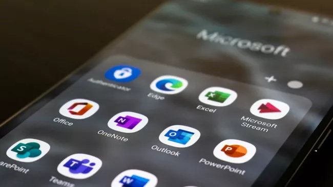Detailní pohled na domovskou obrazovku smartphonu s aplikacemi