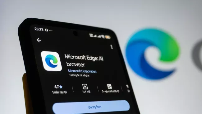 Logo Edge na displeji smartphonu