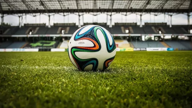 Fotbalový míč na stadionu
