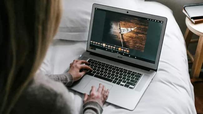 Uživatelka pracuje s laptopem