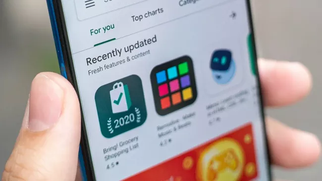 Detail na aplikace v Obchodu Play na displeji smartphonu