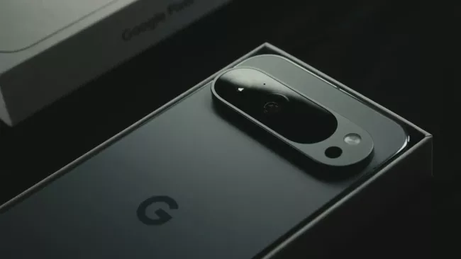 Google Pixel 9 a jeho zadní tělo