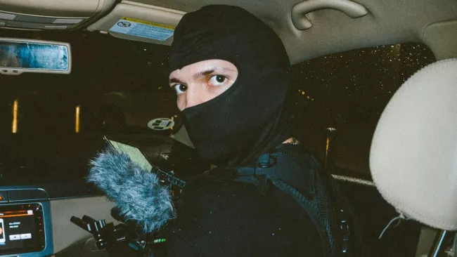 Hacker v kukle v autě