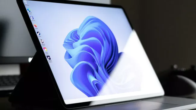 Detail na displej laptopu s pracovní plochou Windows 11