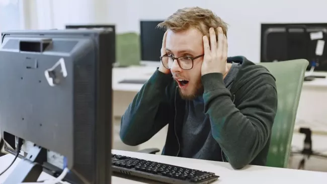Uživatel hledí do monitoru a zoufale se drží za hlavu